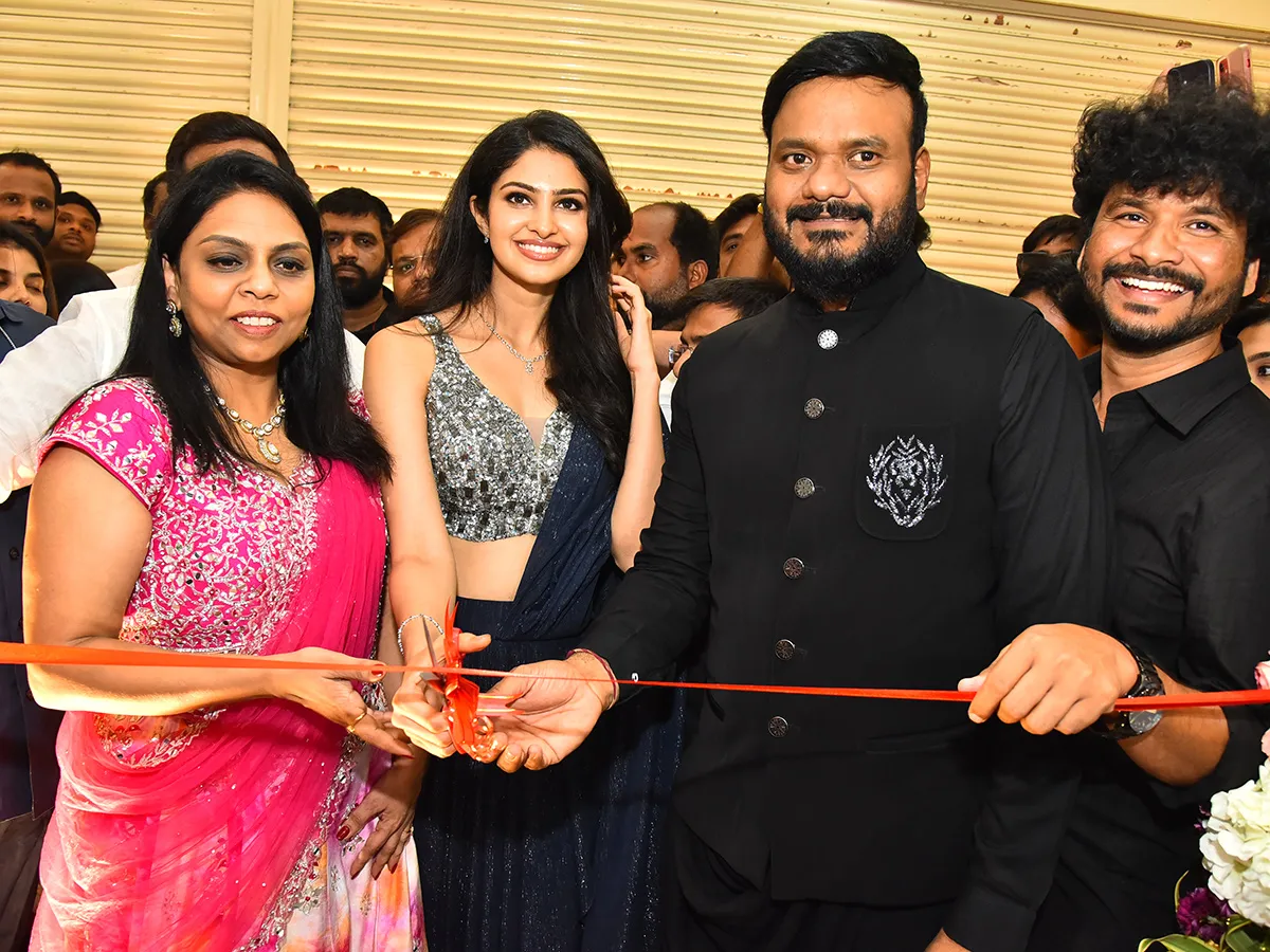 హైదరాబాద్‌ : కొత్తపేటలో సందడి చేసిన బ్యూటీ క్వీన్ మనసా వారణాసి (ఫోటోలు)