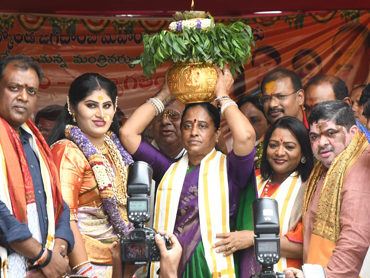 తెలంగాణలో మొదలైన బోనాల సందడి.. గోల్కొండ అమ్మవారికి తొలి బోనం (ఫొటోలు)