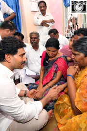 YS Jagan visits John Victor's family1