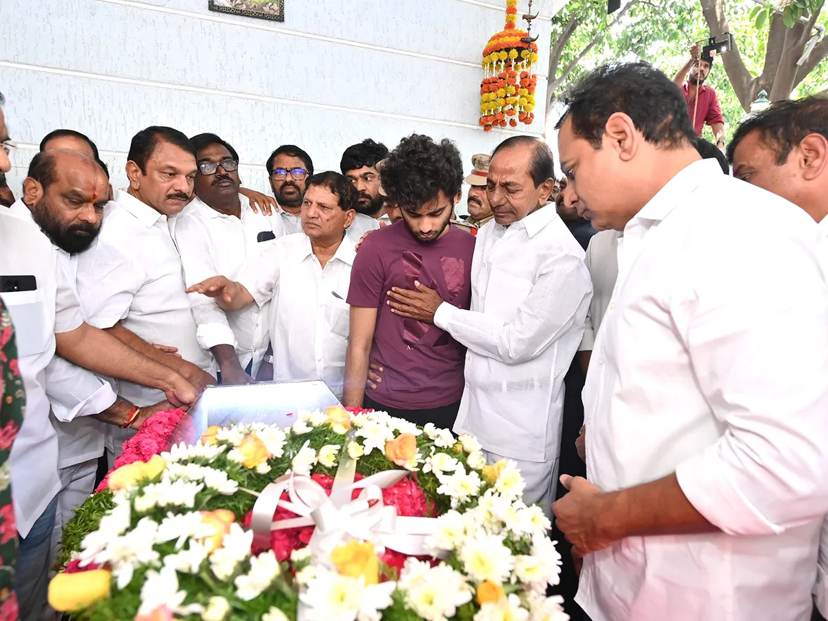 హైదరాబాద్‌ : మాగంటికి నేతలు కన్నీటి నివాళి (ఫొటోలు)
