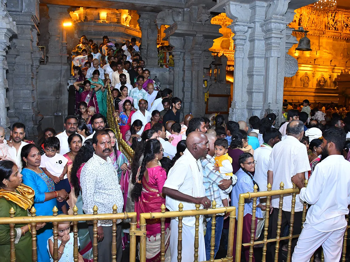 యాదగిరిగుట్ట : శ్రీలక్ష్మీనరసింహస్వామి క్షేత్రంలో కోలాహలం (ఫొటోలు)