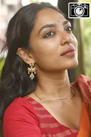 Sobhita Dhulipala looks stunning in a traditional saree look Photos2
