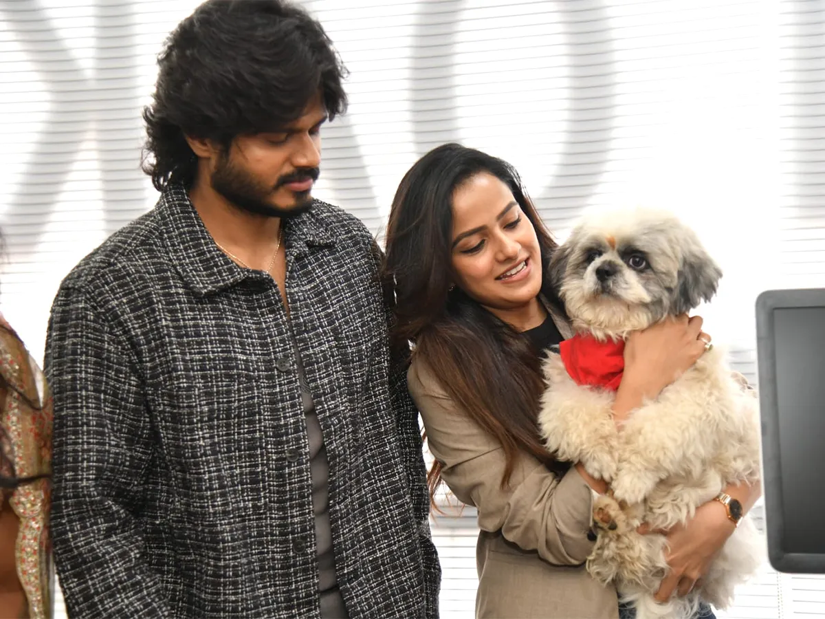 కొంపల్లిలో సందడి చేసిన ఆనంద్ దేవరకొండ, వైష్ణవి చైతన్య (ఫొటోలు)