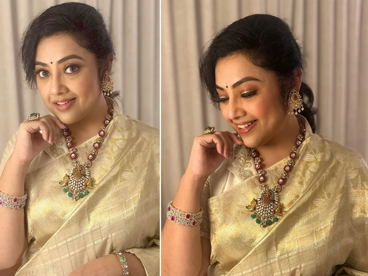 ట్రెండీ వేర్ కాదు.. చీరలో ఒకప్పటి హీరోయిన్ మీనా (ఫొటోలు)