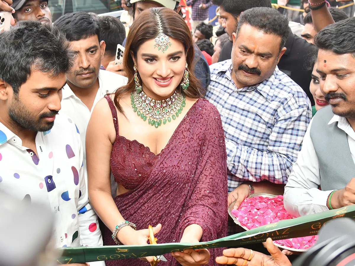 వరంగల్‌లో సినీనటి నిధి అగర్వాల్‌ సందడి (ఫొటోలు)