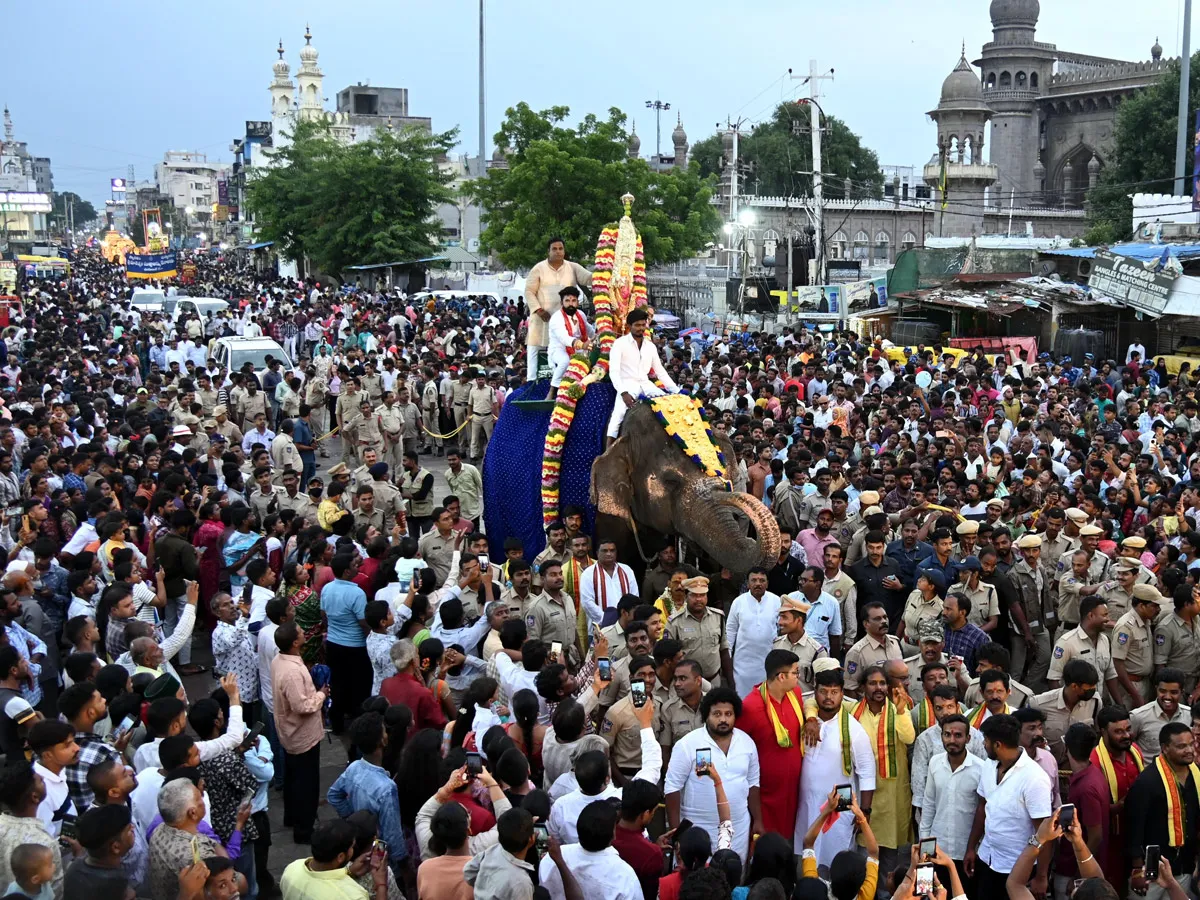 హైదరాబాద్ : అమ్మవారి రంగం.. ఊరేగింపుల్లో పోటెత్తిన భక్తులు (ఫోటోలు)