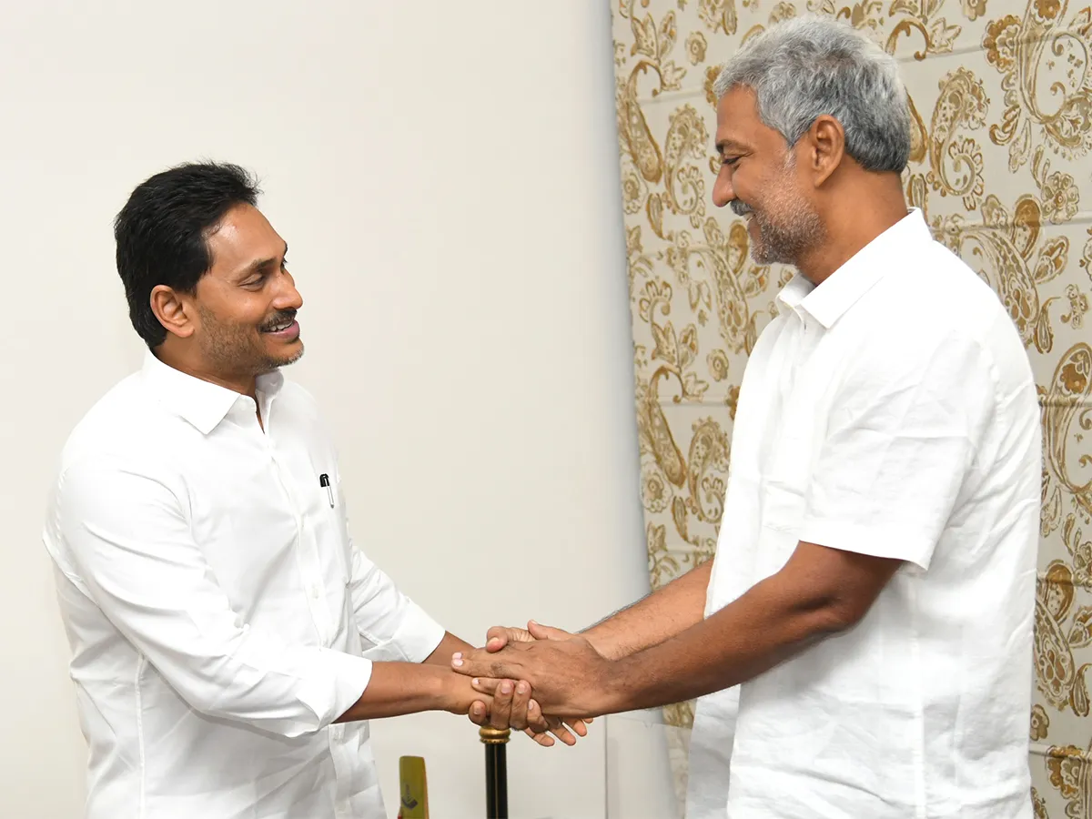 వైఎస్‌ జగన్‌ను కలిసిన వల్లభనేని వంశీ (ఫొటోలు)