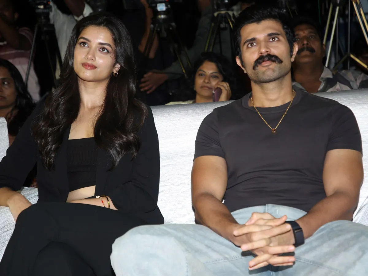 'కింగ్డమ్' రిలీజ్ ప్రెస్‌మీట్.. విజయ్ ఇలా భాగ్యశ్రీ అలా (ఫొటోలు)