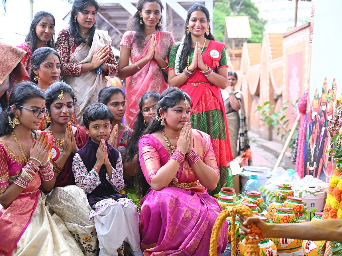 మాదాపూర్ లో 'టీటా' బోనాలు (ఫొటోలు)