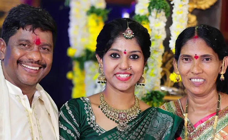 'ప్రతి నిమిషం నా తోడుగా ఉంది మీరే'.. తల్లిదండ్రులతో సింగర్ మధుప్రియ (ఫొటోలు)