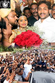 YS Jagan mohan reddy attends to wedding ceremony attracts crowds in Anantapur. photos6