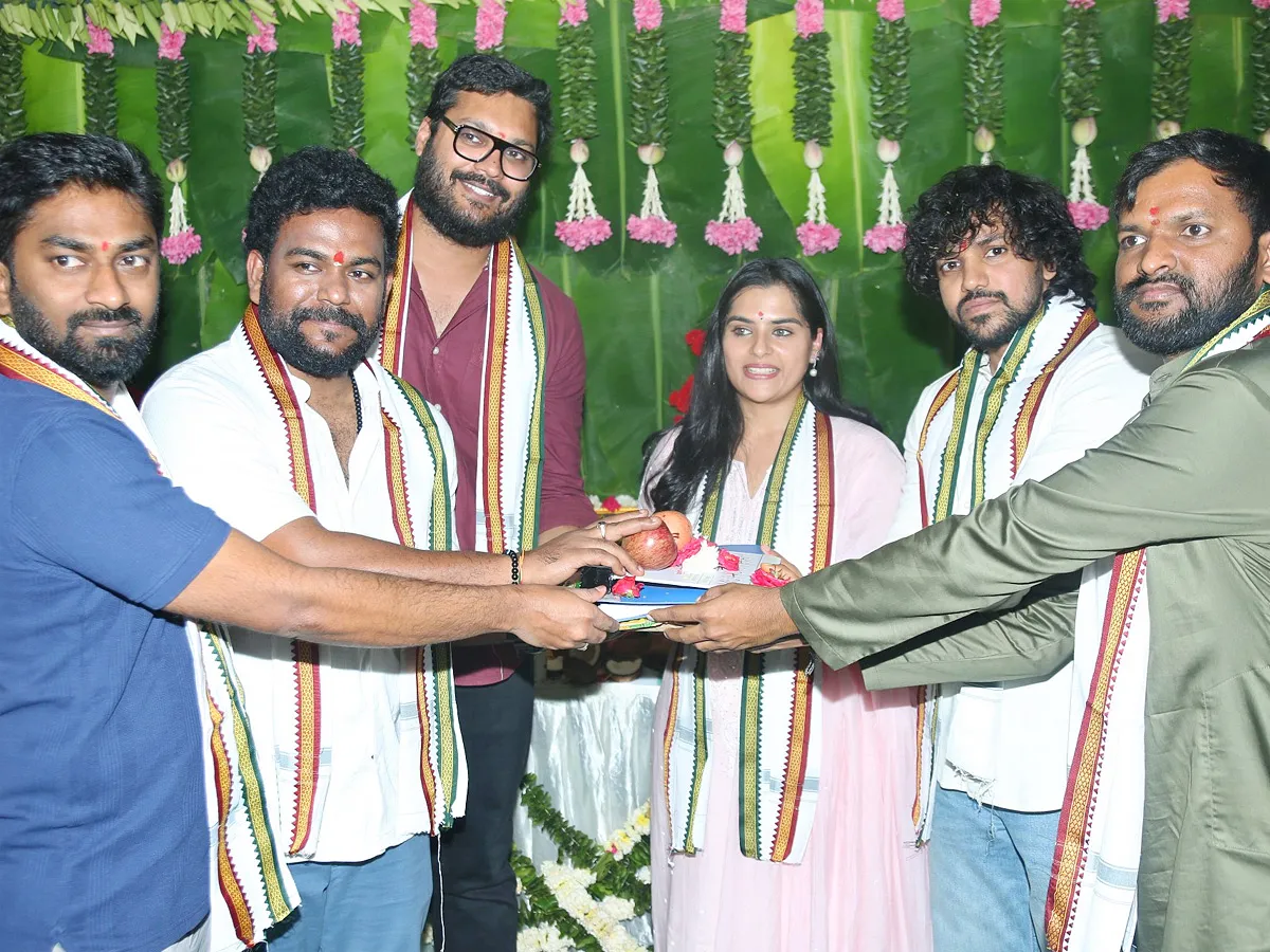 బలగం బ్యూటీ కొత్త సినిమా.. గ్రాండ్‌గా పూజా కార్యక్రమం (ఫోటోలు)