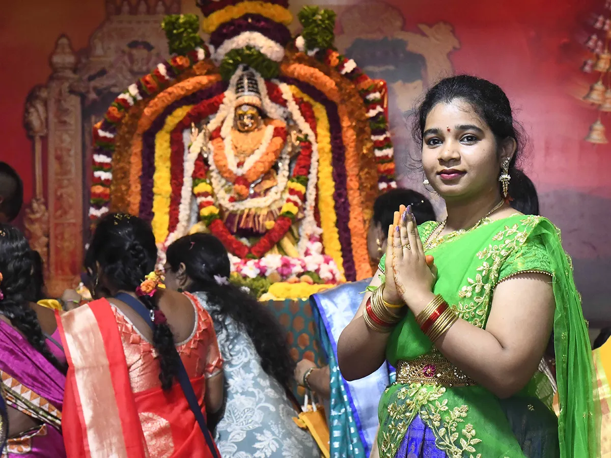 విజయవాడ : ఇంద్రకీలాద్రిపై ఘనంగా వరలక్ష్మీ వత్రాలు (ఫొటోలు)
