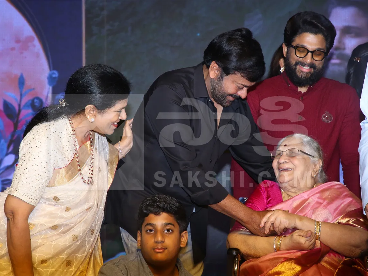 చిరంజీవి, బన్నీ, చరణ్‌లతో 'అల్లు కనకరత్నమ్మ' (ఫోటోలు)
