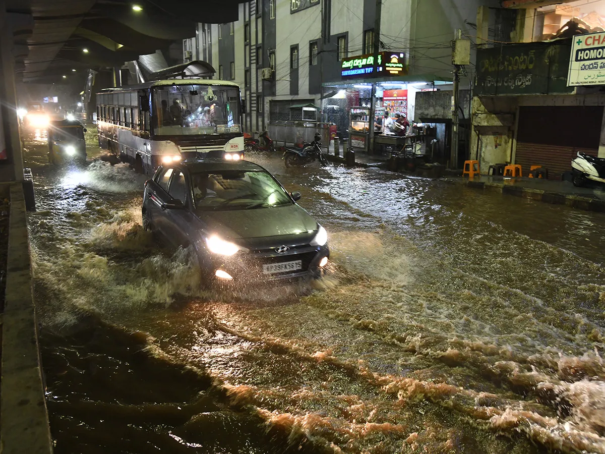 హైదరాబాద్‌ : రాత్రి అతలాకుతలం..గంటపాటు కుండపోత వర్షం (ఫొటోలు)