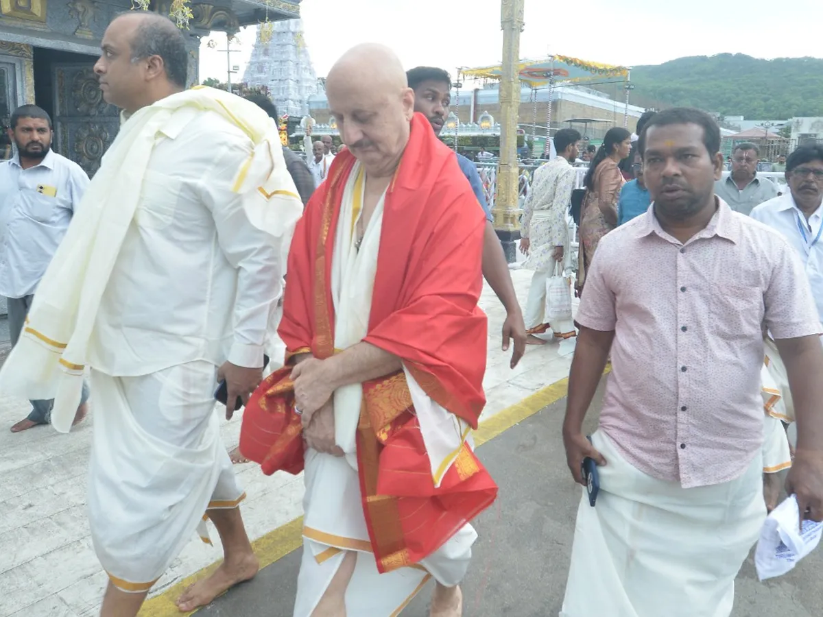 తిరుమల శ్రీవారి సేవలో బాలీవుడ్ నటుడు (ఫొటోలు)