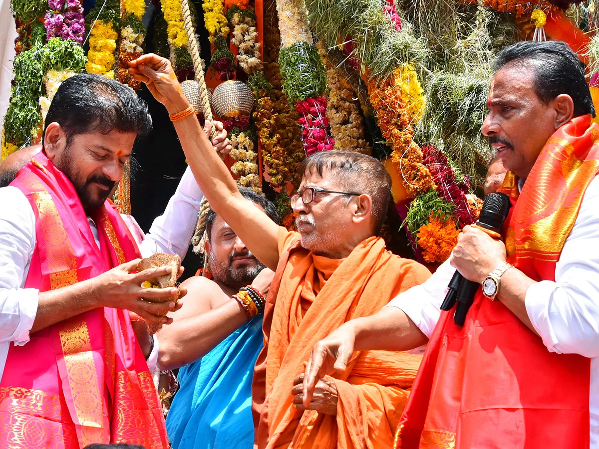 ఖైరతాబాద్‌ మహాగణపతిని దర్శించుకున్న సీఎం రేవంత్‌ (ఫోటోలు)
