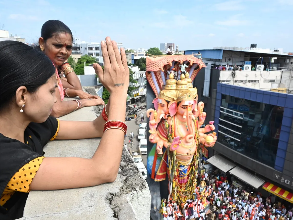 భారీ గజమాలతో ఖైరతాబాద్ గణేశుడి శోభాయాత్ర.. భారీగా భక్తుల రద్దీ (ఫొటోలు)