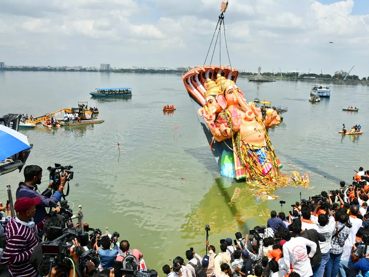 ఖైరతాబాద్ గణనాథునికి ఘన వీడ్కోలు (ఫోటోలు)