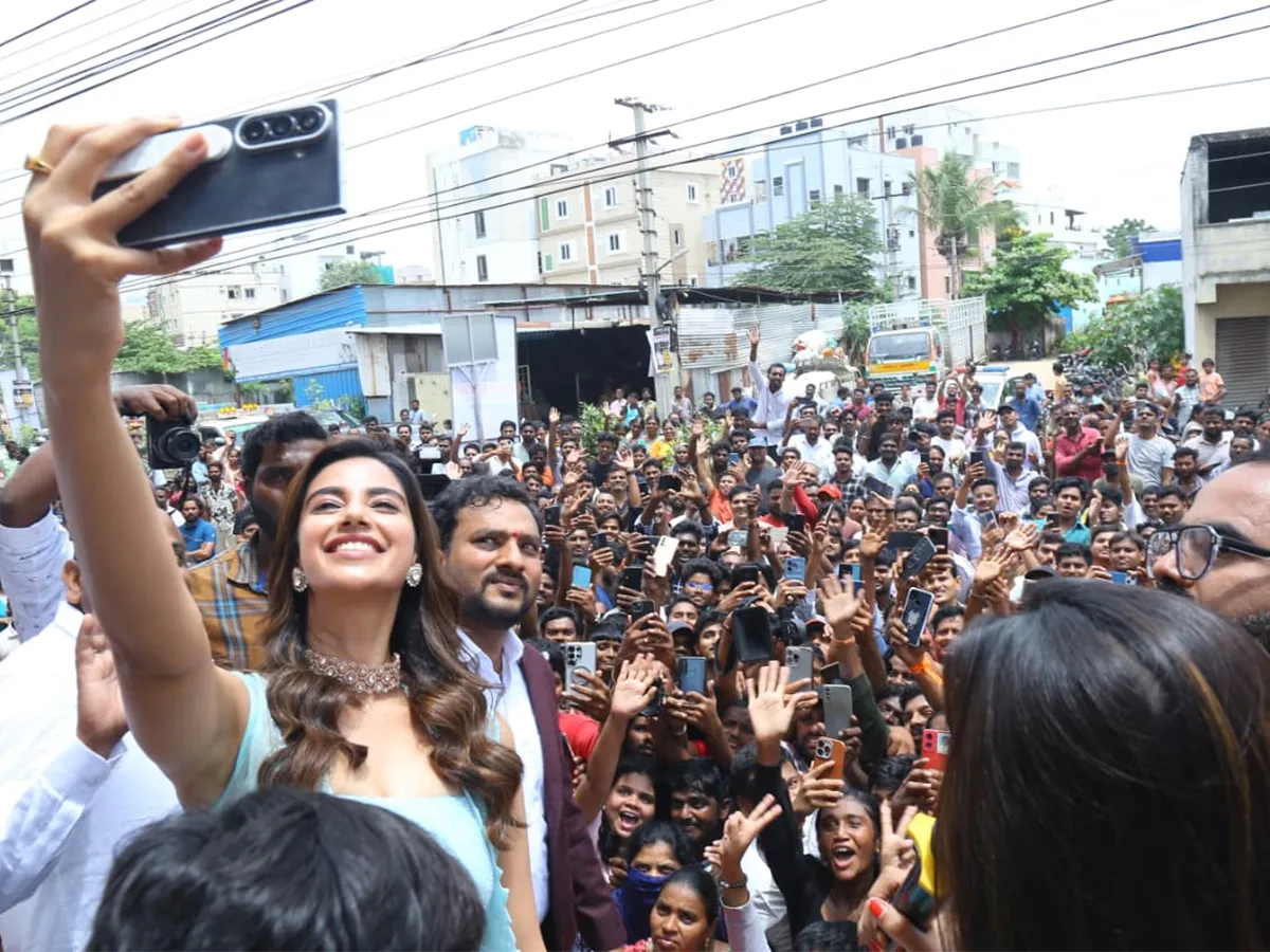 కూకట్‌పల్లిలో సందడి చేసిన హీరోయిన్ మీనాక్షి చౌదరి (ఫొటోలు)