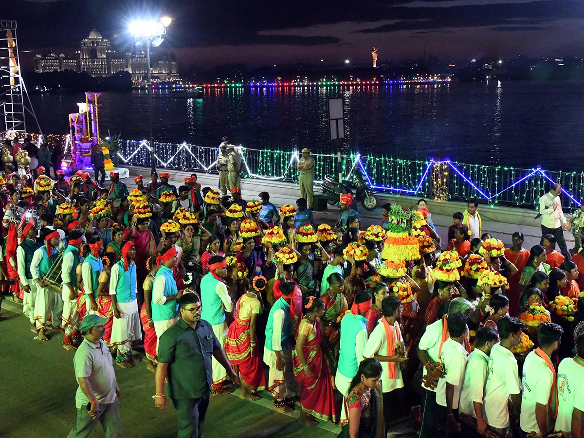 ట్యాంక్‌బండ్‌పై వైభవంగా సద్దుల బతుకమ్మ ముగింపు ఉత్సవాలు (ఫొటోలు)