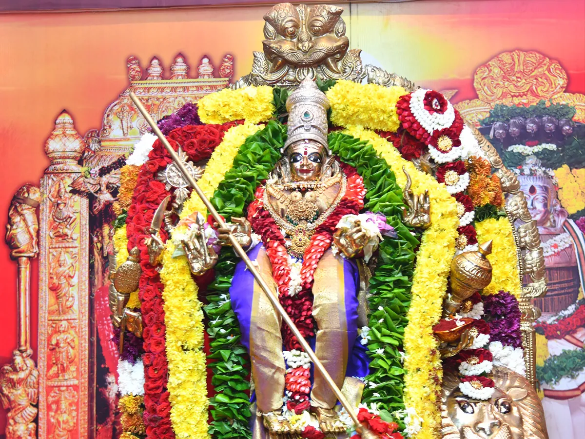 మహిషాసుర మర్దినిగా  బెజవాడ దుర్గమ్మ దర్శనం (ఫొటోలు)