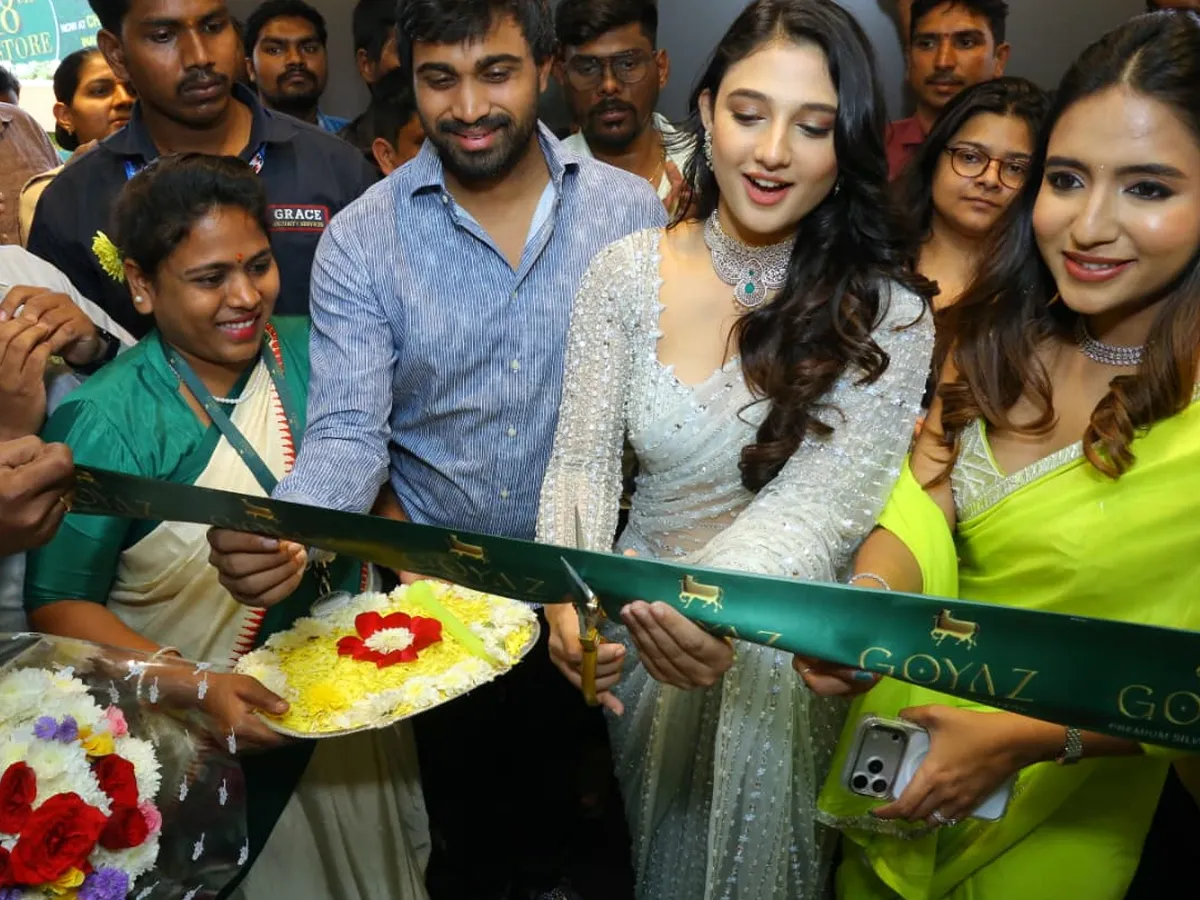 హైదరాబాద్ లోని చందానగర్ లో మిరాయ్ హీరోయిన్ రితికా నాయక్, ప్రియాంక