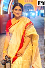 Actress Nivetha Thomas visits Durga idols on the occasion of Dussehra Photos12