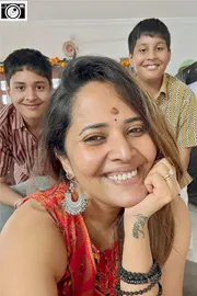 Anchor Anasuya Dussehra Celebrations With Family Photos6