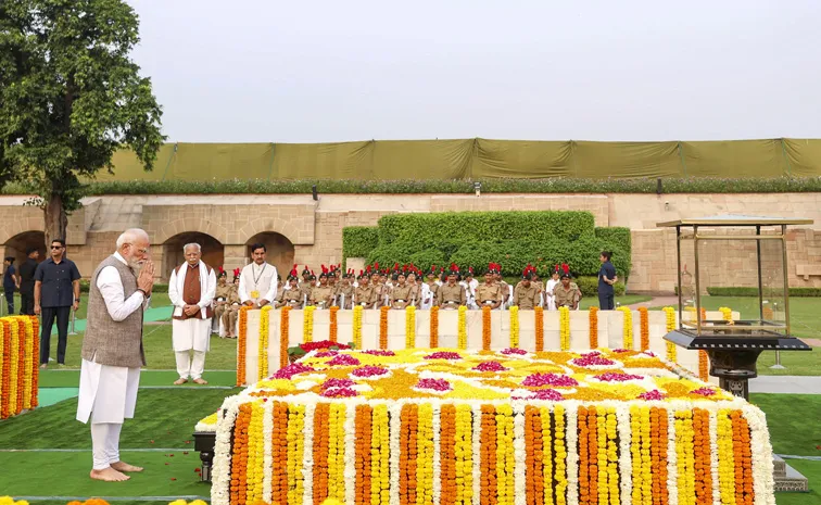 మహాత్మునికి, లాల్ బహదూర్ శాస్త్రికి ప్రధాని మోదీ నివాళులు (ఫొటోలు)