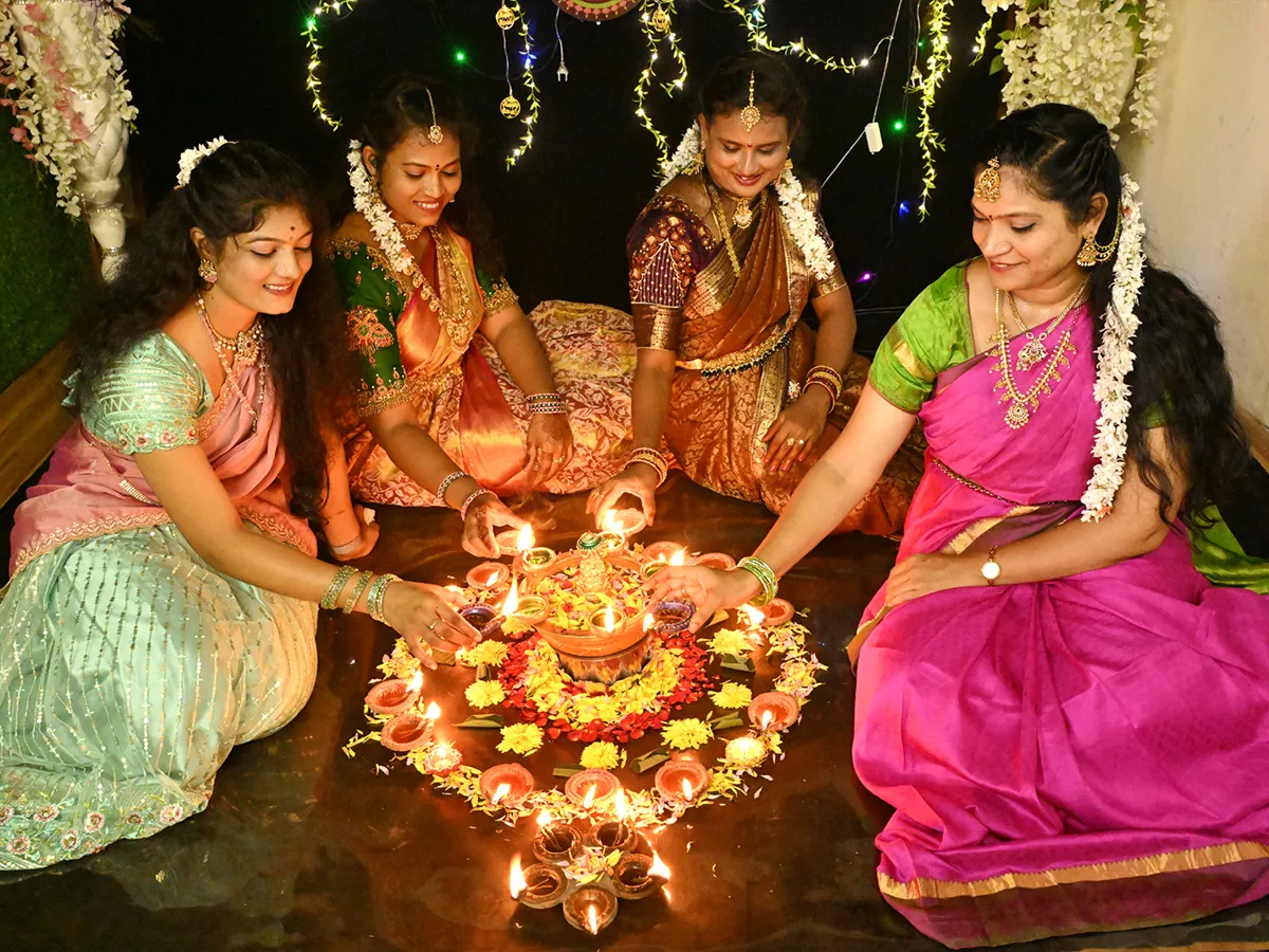 తెలుగు రాష్ట్రాల్లో దీపావళి సందడి.. బాణాసంచా దుకాణాల వద్ద ఫుల్‌ రష్‌ (ఫొటోలు)