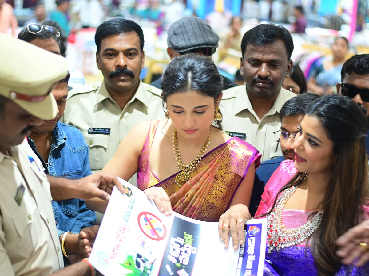గుంతకల్లులో సినీ తారలు రితికా నాయక్,ఐశ్వర్య రాజేశ్ సందడి (ఫొటోలు)