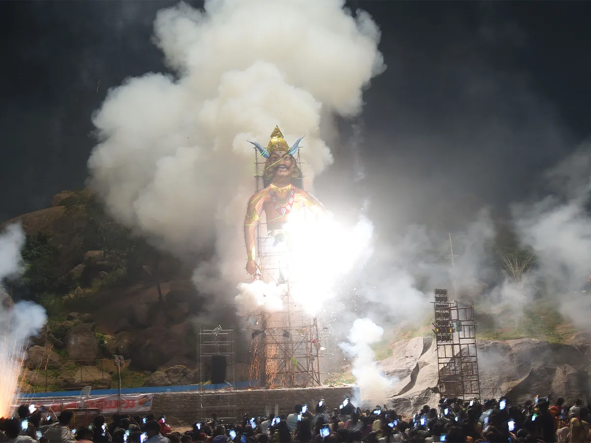 వరంగల్‌ ఉర్సుగుట్ట రంగలీల మైదానంలో నరకాసుర వధ (ఫొటోలు)