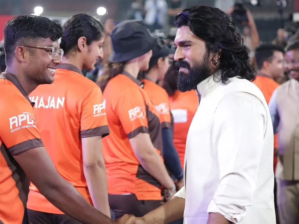 పెద్ది లుక్‌తో ఆర్చరీ ప్రీమియర్ లీగ్ ప్రారంభించిన రామ్ చరణ్ (ఫొటోలు)