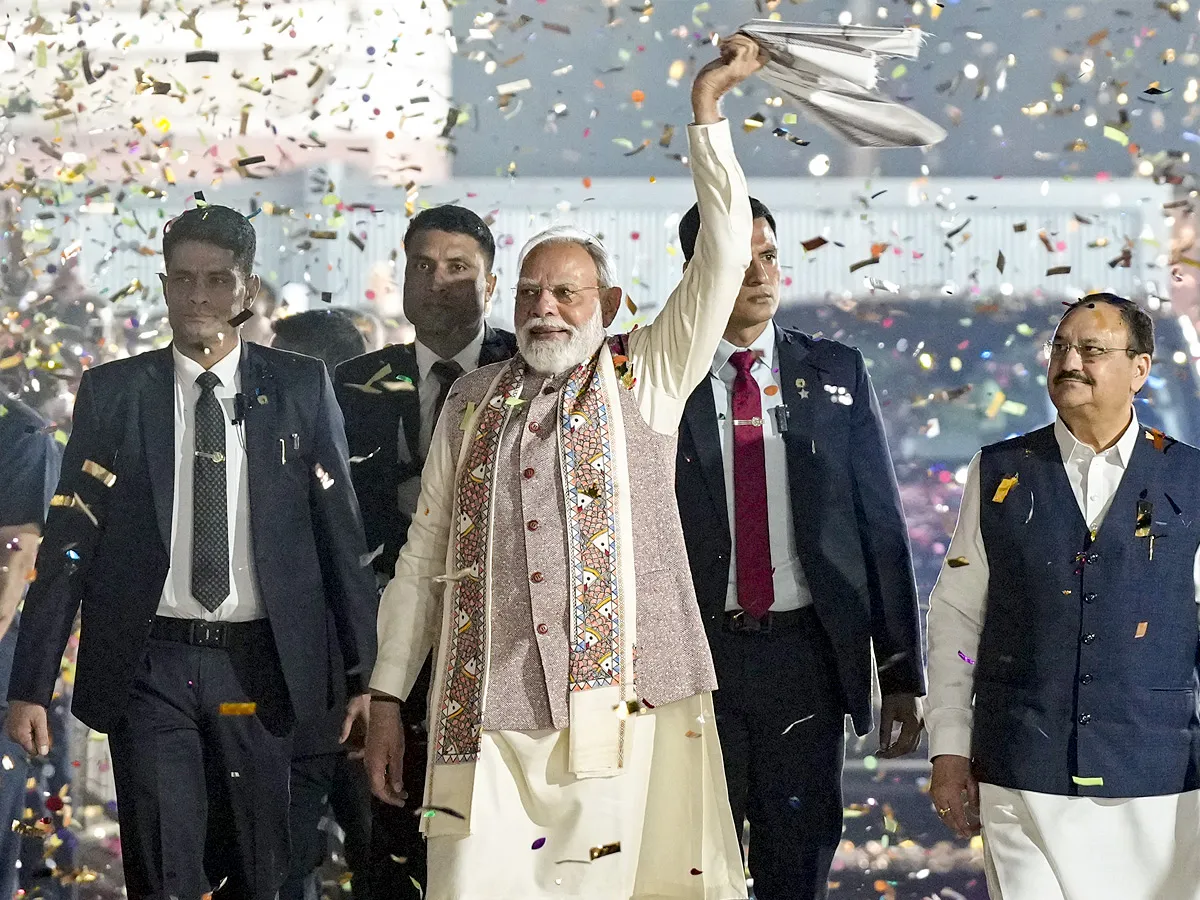  ఢిల్లీ బీజేపీ కేంద్ర కార​్యాలయంలో విజయోత్సవ సంబరాలు (ఫొటోలు)