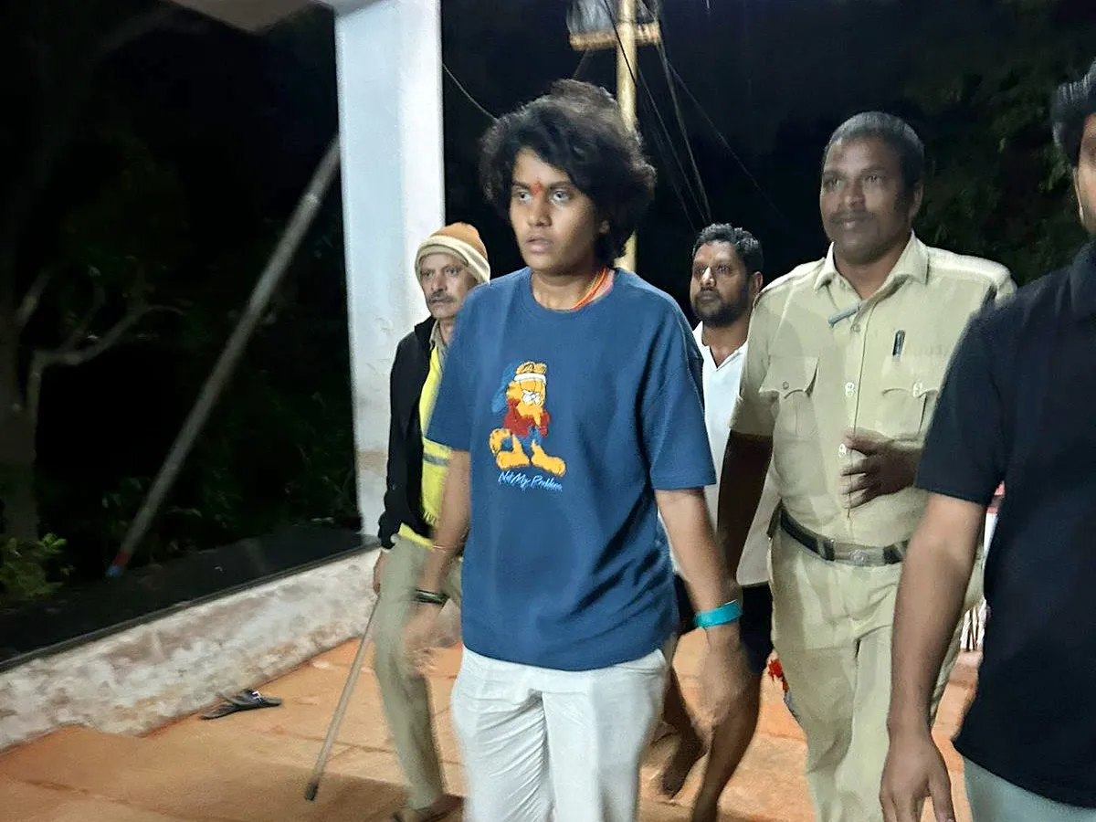 తిరుమల శ్రీవారి దర్శనానికై మెట్ల మార్గంలో వరల్డ్‌కప్‌ విన్నర్‌ శ్రీచరణి (ఫొటోలు)