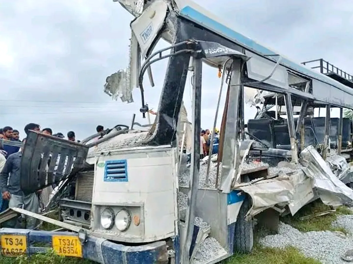 హృదయవిదారకంగా.. చేవెళ్ల ఘోర ప్రమాద చిత్రాలు