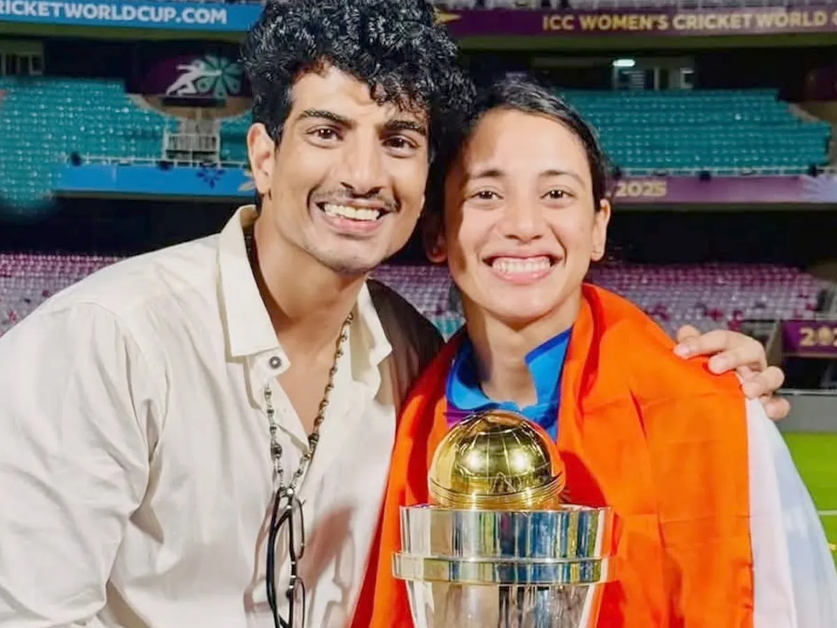 వరల్డ్ కప్ ట్రోఫీతో మంధాన, పలాష్ ముచ్చల్ జంట (ఫోటోలు)