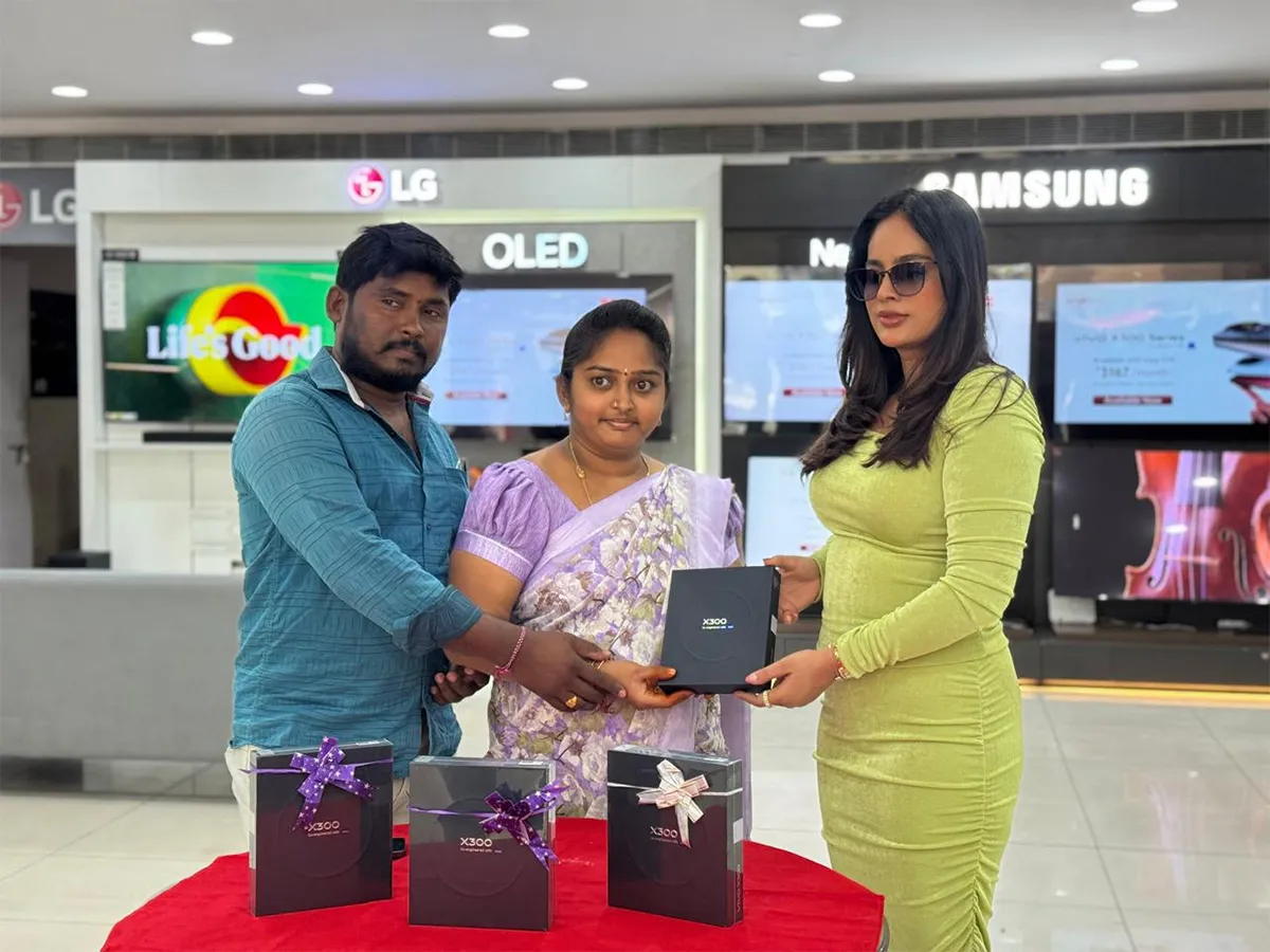 వరంగల్‌లో సందడి చేసిన నటి నందిత శ్వేత (ఫొటోలు)