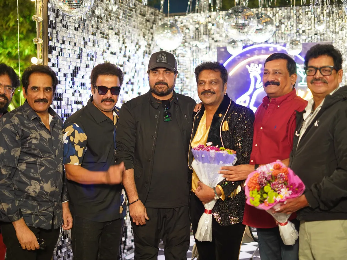 రెట్రో ఎడిషన్ స్టైల్ థీమ్‌ పార్టీ ఫ్యాషన్ షో..మెరిసిన సెలబ్రిటీలు (ఫొటోలు)