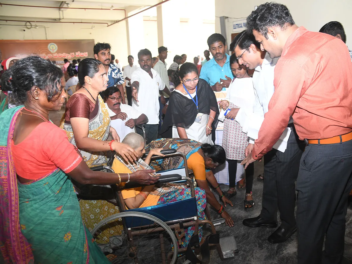 కూటమి పాలనలో పెన్షన్ల కోసం దివ్యాంగుల కష్టాలు (ఫొటోలు)