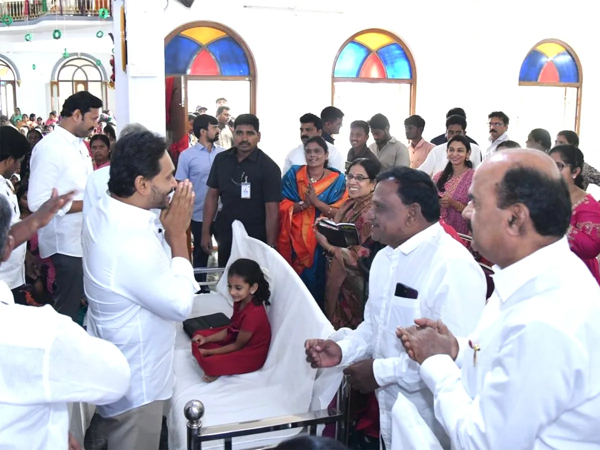 క్రిస్మస్ ప్రార్థనల్లో పాల్గొన్న వైఎస్‌ జగన్‌ (ఫొటోలు)