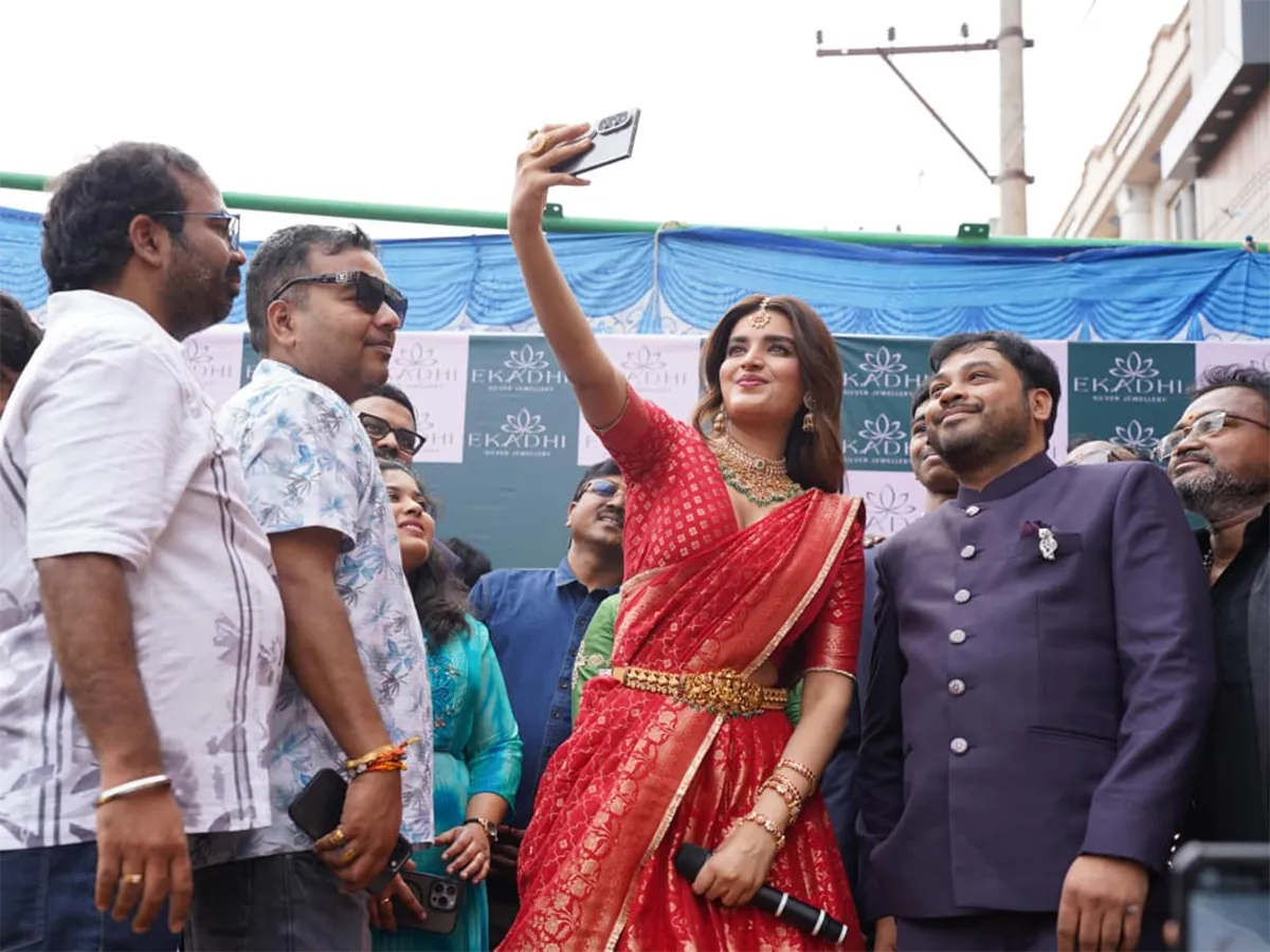 నర్సరావుపేటలో సందడి చేసిన హీరోయిన్ నిధి అగర్వాల్ (ఫొటోలు)