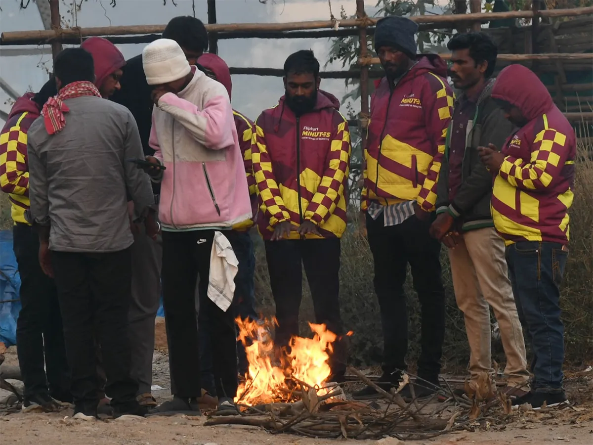 హైదరాబాద్: కమ్మేసిన పొగమంచు..గజగజ వణుకుతున్న జనం (ఫొటోలు)