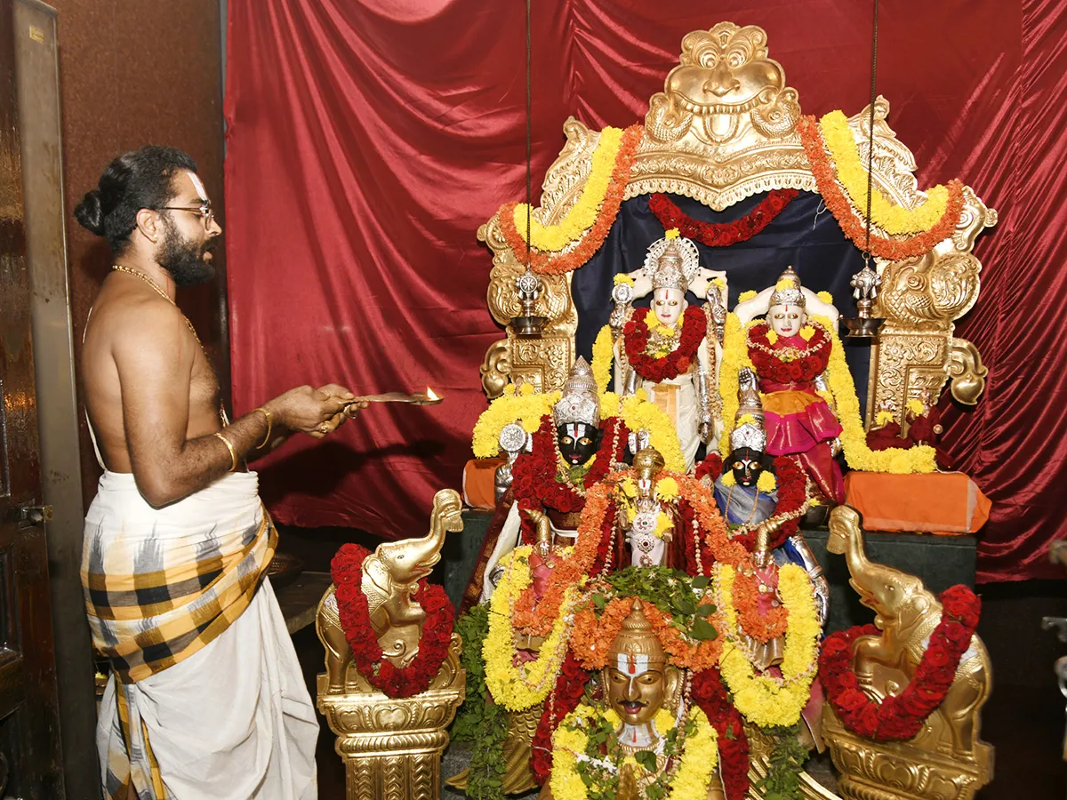 విశాఖ : వైభవంగా శ్రీ కనకమహాలక్ష్మి మార్గశిర మాసోత్సవాలు (ఫొటోలు)