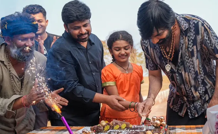 'ఇరుముడి' సెట్‌లో రవితేజ బర్త్ డే సెలబ్రేషన్ (ఫొటోలు)