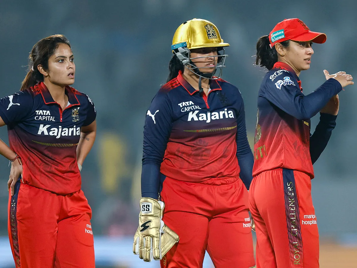 రెచ్చిపోయిన ఆర్సీబీ బౌలర్లు.. ఫైనల్లో RCB ..(ఫొటోలు)