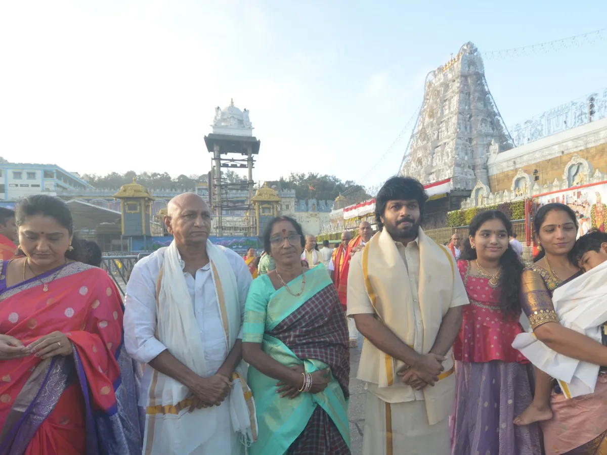 తిరుమల శ్రీవారిలో సేవలో డైరెక్టర్ అనిల్ రావిపూడి ఫ్యామిలీ (ఫొటోలు)
