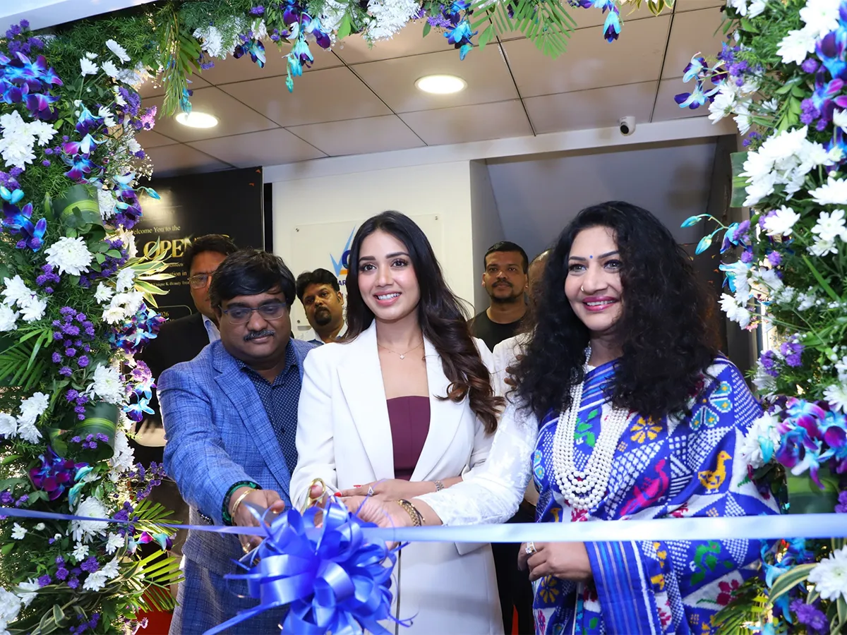 జూబ్లీహిల్స్‌లో ‍సందడి చేసిన సినీ నటి నివేదా పేతురాజ్ (ఫొటోలు)