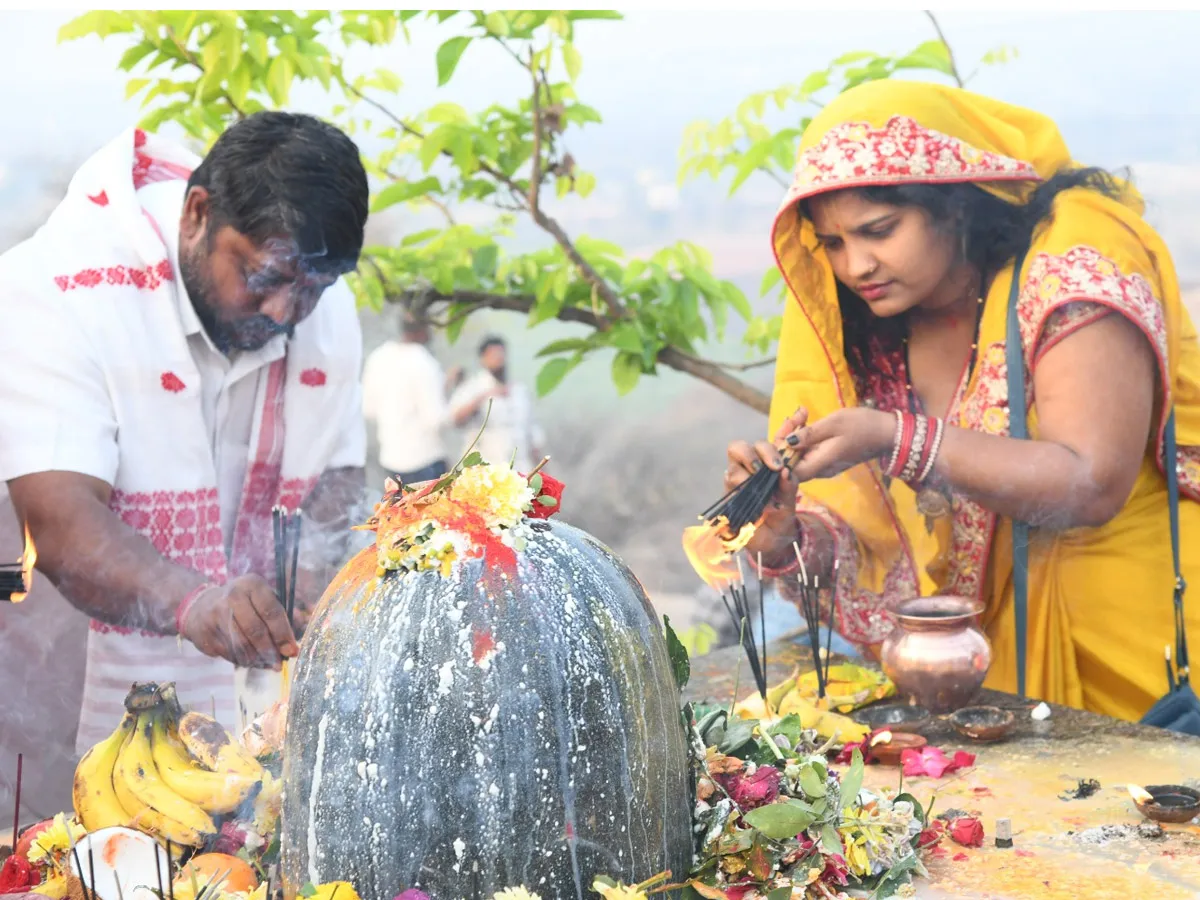 కీసరగుట్టకు పోటెత్తిన భక్తజనం (ఫోటోలు )